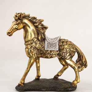 Cavalo Decorativo Dourado com Detalhes Ornamentais